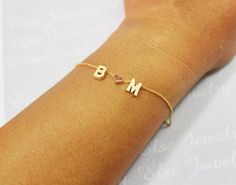 Personalized Gold Letter Bracelet Valentine by ElseJewelry on Etsy Diy Bracelets Couple, Bracelets Couple, Diy Couple Bracelets, Rose Gold Heart Necklace, Initial Bracelet Gold, Letter Jewelry, Valentine Day Gift, Rose Heart, Jewelry Bracelets Gold