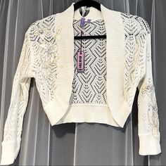 Cute Cropped Top Cardigan Bolero With Gold Floral Embroidered Designs. 2000s Style Bolero. White Long Sleeve Shrug For Spring, Fitted White Cardigan With Floral Embroidery, White Embroidered Cardigan For Spring, White Embroidered Spring Cardigan, Spring Embroidered White Cardigan, Style Bolero, Baby Pink Crop Top, Neon Pink Shorts, Neon Yellow Shorts