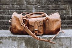 Our leather barrel gym bag is a really versatile bag - from the gym to weekend aways. This leather bag for men can do it all. Bring this practical leather barrel bag into your life today. #leatherbag #leathergoods #handmadeleather #leathercraft #mensstyle #mensfashion Overnight Bag