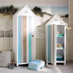 there are two beach huts next to each other in the room with bookshelves