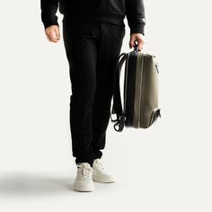 Notre sac ANTOINE est devenu un best seller au fil des années. Cette version 2024 est proposée dans une toile de coton sergé Kaki, associée à notre cuir noir. Un look résolument moderne pour ce sac à dos, qui n’en reste pas moins très élégant. La fonctionnalité a été encore améliorée, avec notamment une modification de la construction du compartiment avant pour lui permettre une ouverture pleine et entière à 180 degrés. L’espace ordinateur a également été retravaillé, avec une fermeture à glissi Padded Pouch, Minimalist Bag, Medium Backpack, Backpack Travel Bag, Article Writing, Canvas Backpack, Day Work, Office Accessories, Leather Care