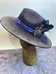 This gorgeous stiff brim fedora has navy blue undertones. This hat is a size medium with an elastic inner band for the most comfortable fit. Please see size chart in the pictures. Armor Concept, Fedora, Caps Hats, Accessories Hats, Beauty Book, Comfort Fit, Bathing Beauties, Size Chart, Navy Blue