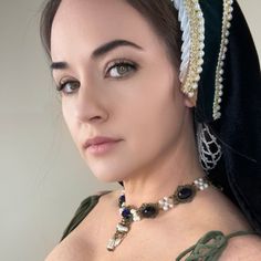 Handcrafted replica period jewelry, made to imitate the style and grandeur of the Tudors. This elegant necklace will complement any renaissance garb, and elevate even the most simple gown into a piece fit for a queen. It is made to order in your choice of gold, silver, or bronze and can be set with resin gemstones of just about any color. Ruby, emerald, sapphire, amethyst and onyx are most popular options.The Elizabeth is made with a row of stunning lace bordered cabochon bases, connected by clu Tudor Gown, Simple Gowns, Tudor Style, Lace Border, Elegant Necklaces, Green Necklace, Accessories Necklace, Amethyst, Queen