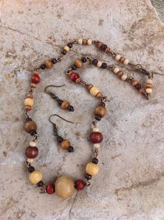 A natural touch!  Four different shades and progressively smaller sizes of wooden beads are linked by wire instead of strung on this 18 inch choker.  The two smallest sized wooden beads are used in the earrings  that complete the set. Necklace Wooden Beads, Wood Bead Jewelry Ideas, Wooden Beaded Necklace, Wood Bead Jewelry, Wooden Beads Jewelry, Hozier Concert, Wooden Bead Jewelry, Wood Beads Jewelry, Wooden Jewelery