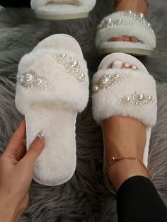 Beige Fashionable Collar Plain Bedroom Slippers Embellished Women Shoes Elegant Slippers For Women, Bride Slippers Getting Ready, Winter Slippers For Women, Fancy Slippers For Women, Pearl Home Decor, Pearl Wedding Decorations, Home Slippers Women, Plain Bedroom, Pearl Slippers