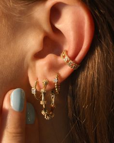 Earrings Hippe Piercings, Gold Earring Aesthetic, Earrings Aesthetic Gold, Gold Earrings Aesthetic, Portugal Fits, Pretty Piercings, Ear Stacks, Ear Piercings Chart, Earring Inspo