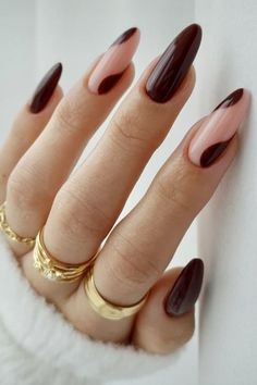 Dark acrylic nail design is always elegant and stylish. They are perfect for winter nails 2021, thanksgiving fall nails or trendy christmas nails 2021. You may also try long brown nails, swirl nail art on almond nails, or burgundy nails. Kutek Disney, Nagel Tips, Burgundy Nails, Dark Nails, Brown Nails, Classy Nails, Fall Nail Designs, Chic Nails