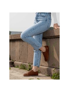 Introducing our Women's Brown Barefoot Sneakers, the perfect blend of style, comfort, and natural movement. Handmade with meticulous craftsmanship in Turkey, these sneakers are designed to enhance your foot's natural abilities. With a wider toe box, they allow your toes to spread and relax, promoting better foot health and posture. The "zero-drop" non-elevated heel ensures proper alignment, while the natural leather upper and lining offer a premium feel. Choose between a leather or rubber outsol Mens White Boots, Brown Sneakers Women, Barefoot Sandals Women, Handmade Shoes Women, Zero Drop Shoes, Barefoot Boots, Black Boots Men, Black Oxfords, Minimalist Shoes