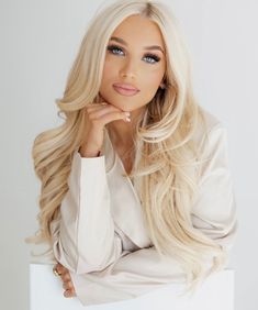 Formal Blonde Hairstyles, Blonde Hair Women Aesthetic, Hair For Graduation Pictures, Pageant Makeup For Blondes, Hair Curled Styles, Blonde Hair Quotes, Blonde Hair Women, Glamour Curls, Swedish Makeup