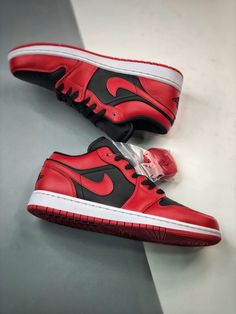 Air Jordan 1 Low ‘Reverse Bred’ Varsity Red/White-Black 553558-606 Walk the talk and make a statement with our top-quality Sneakers. Shop now and step up your shoe game! Please carefully choosing the size number according the size chart as we CAN NOT offer return or refund if you choose a wrong size.The product need 3-5 business days to check the quality before shipping.Our High Quality Shoes models are various, please contact to our support to ask for the model you need.Because each device displays a different color. Therefore, the actual color of the item may not be 100% the same [...] Jordan 1 Low Reverse Bred, Air Jordan 1 Dior, Jordan 1 Dior, Air Jordan 1 Fearless, Jordan 1 Fearless, Walk The Talk, Bred 4, Jordan 1 Blue, Jordan Logo