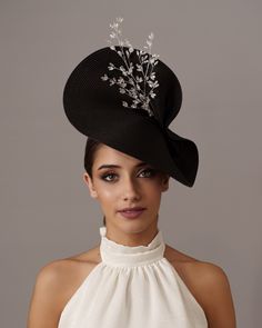 Black and white fascinator. This original black hat is decorated with a silver metal composition that makes a branch. This black dress hat is perfect for the Kentucky Derby, Ascot races, weddings or any special occasion. The black fascinator is mounted on a headband that allows to tilt the fascinator to the liking of each one. You can choose the side of the head where you like to wear the fascinator. The headdress has been hand sewn. Any color headdress can be changed to order, contact us. Royal Ascot Evening Fascinator With Structured Crown, Black Structured Crown Headpiece For Party, Black Structured Crown Headpiece For Weddings, Structured Crown Black Headpiece For Wedding, Black Cloche Fascinator For Races, Black High Crown Fascinator For Kentucky Derby, Black Hat-style Headpieces For Wedding, Formal Black Brimmed Costume Hats And Headpieces, Elegant Black Fascinator For Party