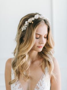 Floral Bridal Headband | LYSETTE Lysette floral bridal headband is a symphony of florals in full bloom. A mix of carefully designed and handcrafted clay flowers from newly formed to full bloom and highly detailed The entire headband is beautifully detailed and striking at the same time - the Lysette floral bridal headband is created with a backdrop of golden leaves filled with ivory florals from budding to full bloom and soft sprays of crystals. Lysette is flexible and bendable with careful hand Gold Veil, Floral Bridal Comb, Flower Headband Wedding, Floral Headpiece Wedding, Bohemian Weddings, Bridal Floral Headpiece, Hairstyles For Wedding, Bridal Comb, Bridal Headpiece