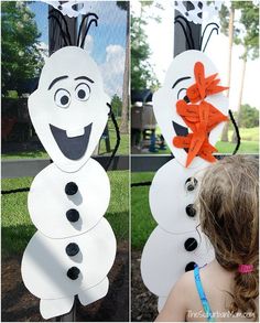 two pictures of the same snowman made out of paper