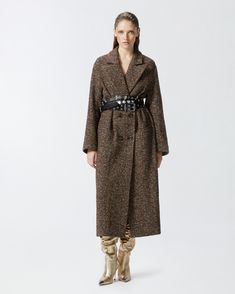 Women's ankle-length coat in wool-blend cloth embellished with herringbone pattern in shades of brown and camel. This straight-cut shape of this outerwear piece can be gathered at the waist by the matching belt in the same fabric, to tie however you like. Completing the design of this double-breasted, lined outerwear coat—ideal to wear every day—are the lapel collar and shoulders that are lightly padded for greater structure. Belted Wool Coat For Fall, Belted Long Wool Coat For Fall, Wool Coat With Belted Cuffs For Fall, Luxury Brown Wool Coat For Fall, Brown Tweed Wool Coat For Fall, Brown Belted Wool Coat For Winter, Brown Tweed Long Wool Coat, Brown Tweed Long Coat, Luxury Brown Herringbone Outerwear