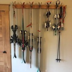 there are many skis hanging on the wall