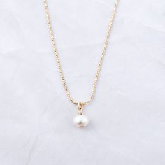 The ultimate symbol of elegance - PEARLS! They are trendy & a beautiful way to add a feminine touch to your outfit! The diamond cut design on the chain also makes the chain sparkle - adding a niced touch! Made of 925 Sterling Silver THICK plating of 14k Gold Made of Freshwater Pearls 16" + 3" Ext Chain Pendant : 6mm Nickel-free & Hypoallergenic Lobster Clasp Closure Gold Necklace Price, Pearl Jewelry Gift, Necklace Pearl, Necklace Minimalist, Pearl Pendant Necklace, Freshwater Pearl Necklaces, Chain Pendant, Bridal Necklace, Minimalist Necklace