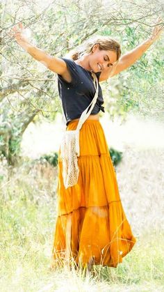 21 Most Memorable Mamma Mia Outfits 5 Donna Sheridan, Looks Hippie, Look Boho Chic, Estilo Hippy, Fashion 90s, Here We Go Again, Orange Skirt