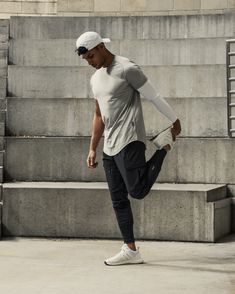 Workout Clothes Aesthetic Men, Man Running Outfit, Running Fashion Mens, Men Training Outfit, Mens Running Outfit, Gym Men Clothes, Outdoor Fitness Photoshoot