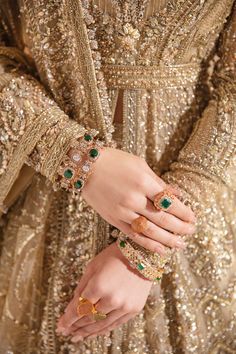 Wedding Jewellery Collection Gold, Bridal Indian Dress, Lehenga Frock, Gold Bridal Lehenga, Bridal Dress Ideas, Bridal Frock, Golden Bridal Lehenga, Golden Wedding Dress, Dupatta Dress