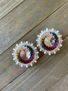 Gemacht mit Größe 11 tschechischen Perlen, Strass-Streifen & auf Fingernagel Beiträge. Beaded Medallion Earrings, Beaded Wedding Earrings, Seed Bead Jewelry Patterns, Beadwork Designs, Beaded Wedding, Turtle Earrings, Beaded Jewlery, Handmade Earrings Beaded, Beadwork Patterns