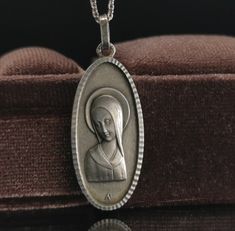 A beautiful genuine 1950s vintage solid silver Virgin Mary pendant in Art Deco style, floats from a 17-inch long 925 silver necklace. In good condition, would make a nice gift for someone special! Material: silver, hallmarked Pendant measures: 15 x 33 mm total weight (with chain): 6.5g Box on photos is NOT included! A stunning religious jewelry shop well worth a visit ... https://www.etsy.com/shop/SacredMagic Vintage Silver Necklaces For Memorial, Classic Silver Necklace With Vintage Charm, Vintage Sterling Silver Oval Pendant Necklace, Silver Classic Necklace With Vintage Charm, Silver Necklace With Vintage Charm, Vintage White Gold Sterling Silver Necklace, Silver Necklaces With Oval Pendant Vintage Charm, Silver Necklace With Oval Pendant And Vintage Charm, Silver Oval Art Deco Necklace