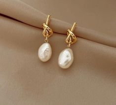 Pearl earring, handcrafted 18K gold plated natural baroque pearl earring. We live in river collection. Gems Info: freshwater cultured pearl, white keshi pearl with gold plated edge. Diameter: 33mm(pearl) Length: 1 " Weight: 19.5 gram Fastening: gold plated stud Each one of our creations is crafted by hand, requiring 3-5 days handmade time before shipping, ensuring that no two pieces are alike, just like the individuality of our customers. Flat Pearl Earrings, Fine Pearl Jewelry, Chemical Substances, Sweet Accessories, Euro Summer, Baroque Pearl Earrings, Vintage Material, Classy Jewelry, Jewelry Lookbook