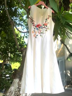 Embroidered Dress Designs, Tee Painting, Cotton Frocks For Women, Casual Maxi Dresses, Linen Dresses Summer, White Linen Dress, Hand Embroidery Dress, Womens Trendy Dresses, Frock For Women