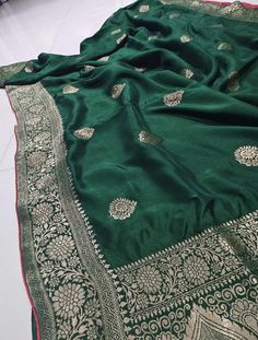 This is beautiful pure munga silk sari with Banarasi weaving buttas with running blouse piece Saree Banarasi, Green Saree, Art Silk Sarees, Kanjivaram Sarees, Work Sarees, Soft Silk Sarees, Bollywood Saree, Saree With Blouse, Banarasi Sarees