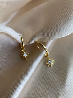 14K Gold plated 925 Sterling Silver Star hoop earrings. Minimalist style. Everyday jewelry made with love. DETAILS * 14K Gold Plated * 925 Sterling Silver * AAA Cubic Zirconia Stone * Lead Free and Nickel Free MEASURES Hoop Diameter: 16mm (1.6cm) Charm Size:10mm (1cm) PACKAGE: All jewelry comes in beautiful packaging, gift ready. ABOUT FALA All our work is made with love in Santa Monica, California. We love our customers and will make sure you're well taken care of. ENTER OUR SHOP HERE for more Gold Ring Earrings Designs, Air Ring, Pendulum Earrings, Gold Bar Earrings Studs, Star Hoop Earrings, Gold Star Earrings, Gold Earrings Models, Gold Bar Earrings, Geode Earrings