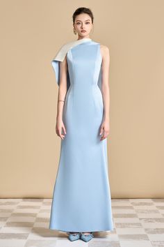 The sleek silhouette and luxurious satin fabric create a sophisticated and exclusive look. Perfect for any formal occasion, this dress will turn heads and make you stand out. Embrace elegance and grace with this stunning floor-length dress. Length normal: 135cmLength model: 145cm Light Blue Dress Formal, Mean Blvd, Blue Dress Formal, Floor Length Dress, Light Blue Dresses, Peak Lapel, Fashion Dresses Casual, Floor Length Dresses, Sophisticated Style