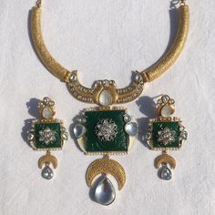 Premium Quality Emerald Kundan Polki Necklace is already a statement piece of Hasli Necklace. It's best to keep the rest of your jewelry minimal to avoid overwhelming your overall look. Opt for delicate pieces that won't compete for attention. You can incorporate other green and uncut Polki pieces into your ensemble. For example, consider wearing green Kundan bangles or an uncut Polki ring to complement the emerald tones in the set. *𝐏𝐑𝐎𝐃𝐔𝐂𝐓 𝐃𝐄𝐓𝐀𝐈𝐋* * Material: Brass * Plating: Gold Sabyasachi Saree, Amrapali Jewellery, Hasli Necklace, Indian Peacock, Kundan Jewellery Set, Kundan Bangles, Peacock Necklace, Kundan Jewelry, Kundan Choker