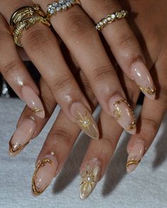 ⚜️Gilded goldPRICE BREAKDOWNGEL-X(See our *artehavenstudio.as.mewebsite for our full price list with various pricing options~link in bio“☆Gel-Xavailable locally for nail techs@kokoistcaribbean from @essentiadistribution Mega stick baseultra glossy topaccessory bond whiteArabian goldthick goldNt Overcastpeanut butter toffee MiscPearl r... Gold Dusted Nails, Gold Detail Acrylic Nails, White Marble And Gold Nails, Gold Nail Inspo Almond, Simple Gold And White Nails, 3d Gold Nail Art, Oval Gold Nails, White Blue Gold Nails, White And Gold Long Nails