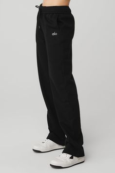 Okay, so we’re pretty much obsessed with this new, straight-leg version of the Accolade Sweatpant — it’s a super soft, leveled-up classic with a chrome Alo logo detail and powerful, performance tech for studio & street. Wear it in cold weather with a bold jacket and transition to warmer weather with slides. Find your fit and see all the ways to style it. EXPLORE ACCOLADE.