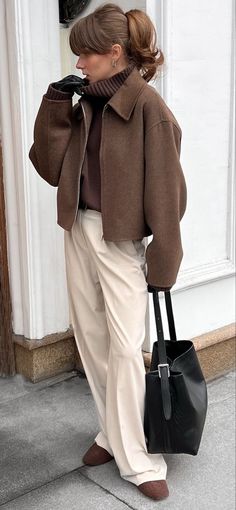 STREET STYLE 2024 FALL White Shirt Fall Outfit, Spain December Outfit, Simple Classy Outfits Minimal Classic, Autumn Outfits 2024 Trends Casual, Beige Tshirt Outfits, Opera Outfits, Simple Classy Outfits, Style Inspo Winter, December Outfits