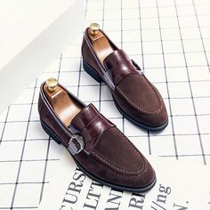 Per uomo Mocassini e Slip-Ons Scarpe scamosciate Scarpe da monaco Taglie forti Penny Loafers Footing Informale Giornaliero Scamosciato Traspirante Antiscivolo Prova di usura Mocassino Nero Blu Marrone del 2024 a $55.99 Luxury Oxford Dress Shoes With Moc Toe, Luxury Men's Business Shoes With Perforated Toe Box, Luxury Oxfords With Red Sole, Luxury Slip-on Formal Oxfords, Luxury Low-top Leather Shoes With Suede Lining, Luxury Moc Toe Loafers In Calf Leather, Luxury Formal Moc Toe Oxfords, Luxury Oxford Loafers For Formal Occasions, Luxury Low-top Suede Dress Shoes