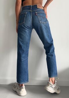 Beautiful vintage Levis 501 - lovely blue stonewash - great vintage condition - 90s / y2k  Measurements: Waist flat: 36 cm Hips: 53 cm Rise: 28 cm Inseam: 70 cm Full length: 94 cm Material: 100% Cotton (jeans do not stretch) - Great vintage condition - Stonewash - W30 jeans has been shortened to L30 Levis 501 Outfit Street Style, Levis 501 Outfit, 501 Outfit, 90s Jeans, Vintage Levis 501, Cotton Jeans, Levi’s 501, Levi's 501, Womens Jeans