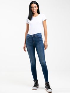 High waist jeans to obecnie jedne z najczęściej kupowanych spodni damskich. W końcu każda kobieta marzy o pięknie wymodelowanej sylwetce i nogach do samej ziemi. SPODNIE JEANS DAMSKIE ARIANA 399 marki BIG STAR są idealnie dopasowane. Jeansy z wysokim stanem podkreślają wszystkie atuty kobiecego ciała, jednocześnie ukrywając ewentualne niedoskonałości. Spodnie z przetarciami są modne już od dawna i nic nie zapowiada, żeby miało się to zmienić. Skinny jeans doceniają przede wszystkim kobiety, któr Chic Full-length Jeans With Five Pockets, Classic High Rise Medium Wash Bottoms, High Rise Denim Blue Jeans, Classic High-rise Denim Blue Jeans, Classic High Rise Denim Blue Jeans, Classic High Rise Dark Wash Jeans, High Rise Bottoms With Five Pockets For Everyday, Mid-rise Denim Bottoms For Everyday, Everyday Mid-rise Denim Bottoms