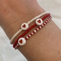 Cheap Heart-shaped Friendship Bracelets With Colorful Beads, Cheap Red Beaded Bracelets With Tiny Beads, Cheap Handmade Heart Bracelet With Round Beads, Bracelet Beads Design Ideas, Red And White Friendship Bracelet, Cheap Red Bracelets With Colorful Beads, Beaded Bracelets Heart, Cheap Red Beaded Bracelets With Gold Beads, Braclet Inspo Seed Bead