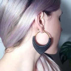 Grands anneaux oreille, boucles d'oreille créoles en cuir noir et métal doré avec une demi lune en cuir. Cuir recyclé très doux cousu sur un cercle en métal en acier inoxydable doré. Sans nickel L'acier inoxydable est hypoallergénique et sa couleur ne change pas dans le temps. - Quantités limitées - > Hauteur totale : 56 mm / Largeur : 45 mm > Couleur: noir-argent > Taille: Unique ---------------------- © 2023 Obso (All right reserved). Ce design nommé .UFO. est protégé et sa copie vous expose à Black Hoop Earrings For Everyday, Black Everyday Hoop Earrings, Everyday Black Hoop Earrings, Modern Black Hoop Earrings, Black Minimalist Small Hoop Earrings, Small Black Hoop Earrings For Everyday, Everyday Small Black Hoop Earrings, Modern Black Handmade Hoop Earrings, Handmade Black Faux Leather Jewelry