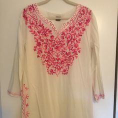 Adorable Palm Beach Style Cotton Tunic / Swim Coverup! Bright Pink Embroidery On Bright White Cotton. Nwot Retail $79 V-neck Tunic With Chikankari Embroidery For Spring, White Long Sleeve Tunic With Chikankari Embroidery, White Long Sleeve Chikankari Tunic, Embroidered V-neck Tunic For Spring, Spring Embroidered V-neck Tunic, V-neck Embroidered Tunic For Spring, Floral Embroidered Long Sleeve Top For Vacation, White Embroidered Cotton Tunic Top, White Cotton Embroidered Tunic Top