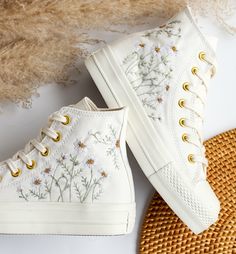 '' Custom Wedding Converse Platform, White Flower Embroidered Shoes Custom, Daisy Embroidery Bridal Converse Custom, Personalized Bridal Sneakers, Wedding Gift '' 🍀 Price includes Converse Shoes and Floral Embroidery Designs as shown 🍀 🍀 Shoe Type: Converse Platform 🍀 Shoe color: 22. White_gold chain 1. DETAILS 🍀 You can send me your Converse, Vans, canvas shoes or I can buy them for you. Custom-ordered embroidered Vans and Converse shoes, please wait another 2-4 days. Each pair is hand embroidered to order, please make sure you put in the correct shoe size before you check out. The embroidery is meticulous and does not fade. 🍀 You will receive Vans and Converse shoes with floral embroidery designs as above. 2. PERSONAL EXPRESSION 🍀 Create your unique vibe by your own design of embr Shoe Art Converse White, Converse Embroidery Floral, Flower Custom Converse, Custom Bridal Converse, Platform Converse Embroidered, Bridal Converse Custom, Bride Wedding Shoes Converse, Floral Converse Custom, Custom White Wedding Vans