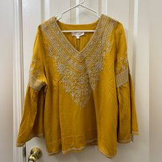 Mustard Embroidered Blouse With Bell Sleeves. Super Cute Boho Style Top! Blouse With Bell Sleeves, Moda Hippie, Boho Style Tops, Hippie Chic, Embroidered Blouse, Boho Style, Bell Sleeves, Boho Fashion, Mustard