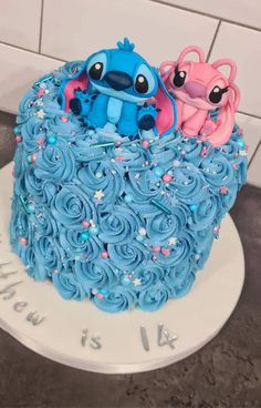 there is a cake that looks like the little mermaids