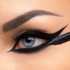 PRICES MAY VARY. FROM EVERYDAY LOOKS TO GIRLS’ NIGHT OUT GLAM: Subtle smokescreen or sultry siren? No matter what look you’re trying to achieve, this waterproof eyeliner has you covered! With our waterproof formula, this onyx eyeliner is essential to wear for emotional welcomes and teary goodbyes. LONG-LASTING 12 HOUR WEAR: Whether you’ve spent 5 or 30 minutes perfecting your look, this smudge-proof eyeliner stays put all day long. Thanks to our non-traditional creamy formula, you can enjoy 12 h Smudge Proof Eyeliner, Black Eyeliner Pencil, Waterproof Eyeliner Pencil, Black Eyeliner, Professional Makeup Artist, Waterproof Eyeliner, Winged Eyeliner, Belly Workout, Gel Eyeliner