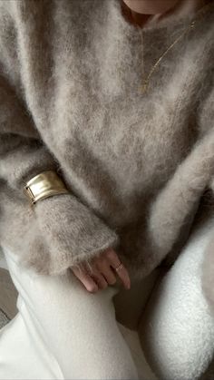 #outfitideas#cozy#winteroutfitideas Bracelet Over Sweater, Holiday Classy Outfit, Cosy Outfits Winter, White Cable Knit Sweater Outfit, Soft Luxury Aesthetic, Winter Chic Outfits, Vanilla Girl Style, Winter Aesthetic Fashion, Cute Cozy Outfits