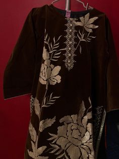 - Velvet brown Kurti - Embroidered and embellished with gold lining with flowers embellished  - Medium size  - 34 1/2 inches (88cm) long  -19 inch (48cm) width  - 23 inches (58cm) sleeves Gold Kurta With Floral Embroidery For Eid, Brown Bollywood Style Dupatta For Designer Wear, Brown Long Sleeve Traditional Wear For Eid, Brown Long Sleeve Traditional Wear With Dabka, Formal Brown Kurta For Eid, Festive Brown Dupatta With Intricate Embroidery, Festive Long Sleeve Brown Kurta, Formal Long Sleeve Brown Kurta, Elegant Long Sleeve Brown Kurta