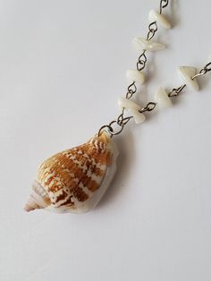 Mother of pearl chain necklace with a large conch shell pendant! This necklace is a little longer and perfect for a day at the beach. Tabaxi Bard, Seashell Bead Necklace, Sea Jewellery, Seashell Art Diy, Awesome Crafts, Sea Jewelry, Pearl Chain Necklace, Seashell Jewelry, Ocean Jewelry