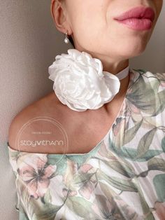 💕 Introducing our handmade satin silk flower choker, perfect for adding a touch of feminine elegance to any outfit. The soft, smooth satin silk flower is delicately fixed onto a velvet ribbon, creating a beautiful contrast of textures. The ribbon is adjustable to fit comfortably around your neck, ensuring a perfect fit for any size. The choker doesn't have a clasp so it's freely adjustable to your neck size. You can tie it comfortably for you, and the bow at the back will give you romance and f White Flower Bridal Necklace For Wedding, White Floral Bridal Necklace For Wedding, Adjustable Elegant Flower Necklace, Elegant Adjustable Flower Necklace, White Flower Decorated Necklaces For Party, Floral Necklace For Wedding, Elegant Adjustable Flower Necklace For Wedding, White Flower Necklace For Party, Adjustable Rose Design Necklace For Wedding