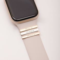 Apple Watch Name Tag Charm in 14K 18K Real Solid Gold, Personalized Smart Watch Straps Charm, Watch Bar Name Charm, Dainty Real Solid Gold Watch Charm Tag Material: Solid Gold (no gold filled or no gold plated material) Available gold karat: 14K (585), 18K (750) Available gold color: Yellow, rose, white Band charm width: 3 mm Watch Straps Sizes: 21 mm x 3.30 mm Measurements may slightly vary due to handwork.   M o r e  *  F r o m  *  U s   Goldstore Jewelry - https://etsy.me/3gHtcrZ * Editor's P Classic Gold Watch Bands As Gift, Modern Gold Watch Accessories For Gifts, Elegant Gold Watch Accessories With Date Display, Modern Gold Watch Accessories As Gift, Modern Engraved Watches For Gift, Modern Engraved Watches For Gifts, Modern Yellow Gold Watch Accessories As Gift, Gold Watch Accessories With Date Display For Gift, Gold Watch Bands With Bracelet Strap For Gift