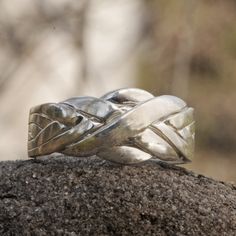 Silberner Puzzle Ring * 100% poliertes massives Sterling Silber * Massives Sterling Silber Gewicht: ca.6-8,5 Gramm * Breite vorne: 9,5mm / 14,33 inch * Rückenbreite: 4.5mm / 2.16 inch * Von Hand gefertigt und poliert * .925 Markenstempel Sterling Silber * RE0072-RAIN-8,6 Fakt Ein Puzzle-Ring ist ein einzigartiger Ring, der eine Kombination aus mehreren kleineren Ringen darstellt, die auf verschiedene Weise zerlegt und zusammengebaut werden können, um einen großen Ring zu erstellen. Diese Ringe w Puzzle Ring, Celtic Knot Designs, Large Ring, Small Rings, Celtic Knot, Unique Rings, Rings Statement, Statement Rings, Favorite Jewelry